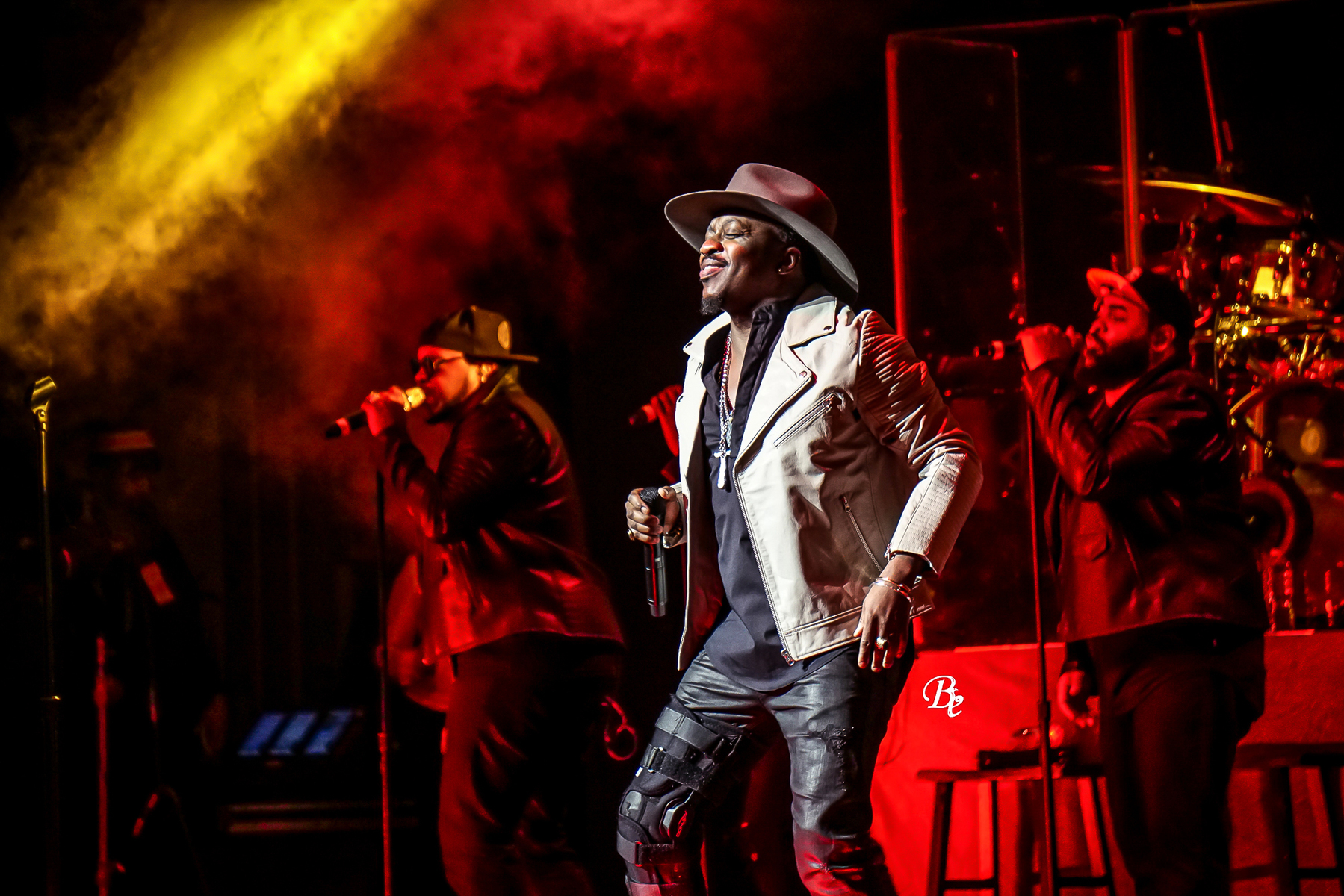 Anthony Hamilton performing with white hat